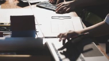 Genç bayan ofiste çalışıyor.