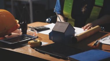 İnşaat, emlak konsepti ve seçici odak üzerinde çalışan mimar mühendisi