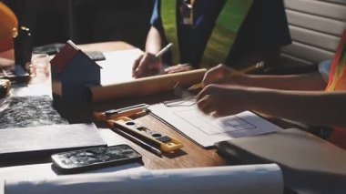 Genç bayan marangoz, marangozhanede ahşap işiyle uğraşıyor. Yakın çekim.