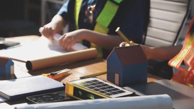 İnşaat alanında mühendis ya da mühendis ekibi, proje ve planla çalışan mühendis ekibi, inşaat sahasında çalışan mühendis ya da mühendis ekibi, inşaat mühendisliği konsepti.