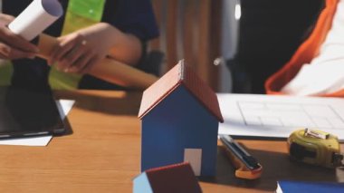 İnşaat veya ofis planları üzerinde çalışan mimar veya mühendis.