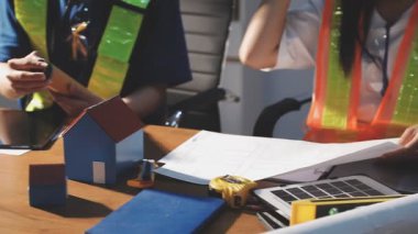 Ofis, inşaat ve mühendislik proje konsepti üzerinde çalışan mimar veya mühendis.