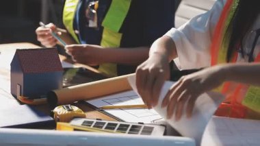 Ofiste çalışan mimar ve mimar mühendis..