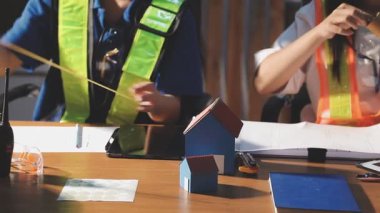 Asyalı mühendis inşaat alanında çalışıyor..