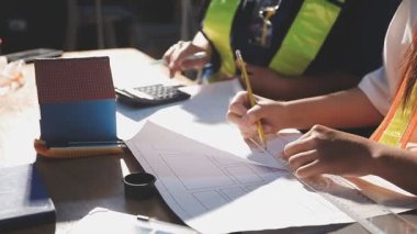 Planla çalışan bir mimar