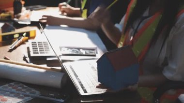 İnternet üzerinden sipariş vermek için tablet kullanan bir kadın işçi..