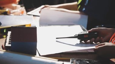 Kalem ve kalemle çalışan bir işçi