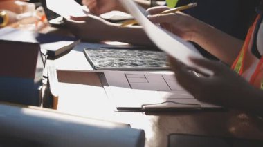 Projede çalışan mimarın ellerini kapatın.