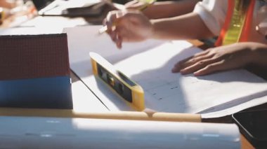 Bir adamın eline kalem tutarken yaklaş.