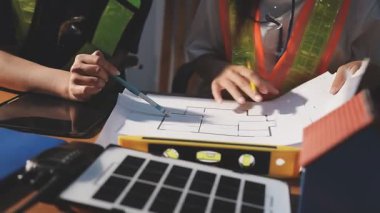 İnşaat alanının planı ve çizimi üzerinde çalışan mimar mühendisi