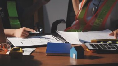 Ofiste çalışan mimar, taslak ve çizim