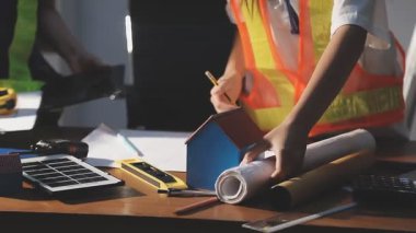 İnşaat alanında çalışan mühendis veya mimar, mühendislik projesi kavramı.