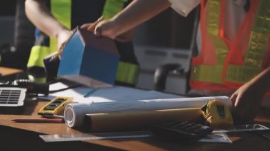 Planlama, proje ve mühendislik konseptinde çalışan mühendis.