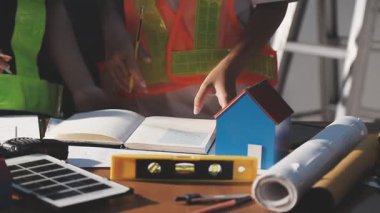 Mimar Planlarla Çalışıyor