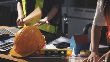 Ofiste çalışan dizüstü bilgisayarı olan mühendis kadın mimar, inşaat alanı, plan, mühendis, mimar, dizüstü bilgisayar, mühendis, mimar, inşaat