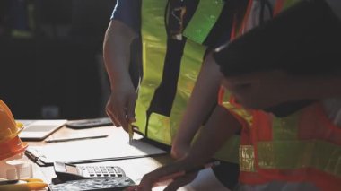 İnşaat işçileri inşaat alanında çalışıyor..