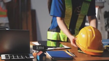 Ofiste çalışan genç mühendis kadın.