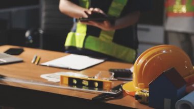 Güvenlik kaskı ve dizüstü bilgisayarı ofiste olan mühendis..