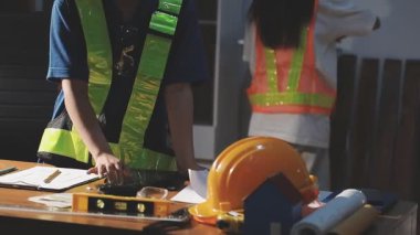 İnşaat alanında çalışan mühendis. İnşaat alanında çalışan mühendis.