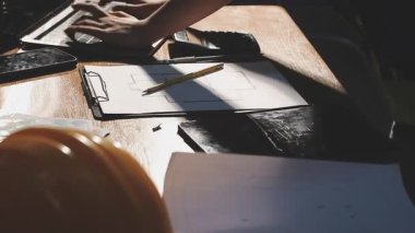 Mühendis, ofisteki planla çalışıyor.