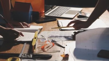 Genç Asyalılar ofiste çalışıyor.