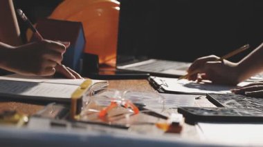 Yakın plan. Ahşap masaya kalem yazan genç bir adam.