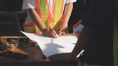 İnşaat alanında çalışan mühendis mühendisi. inşaat mühendisliği