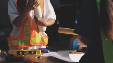 Bir planla çalışan mühendis