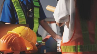 Dizüstü bilgisayar ve miğferle çalışan mimar veya mimar mühendisi, inşaat konsepti