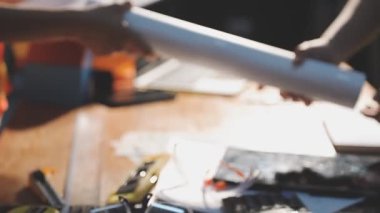 Ofisteki bir işçinin elini kapat.