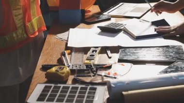 Genç mühendis ofiste proje üzerinde çalışıyor.