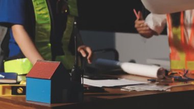 mavi mezuralı ve cetvelli işçi