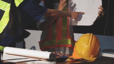 Ofiste çalışan genç Asyalı kadın mühendis, plan, plan.