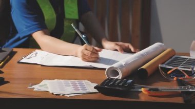 Planı olan mühendis kadın, evde çalışan mühendis, inşaat projesi.