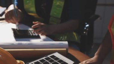 proje üzerinde çalışan mühendis