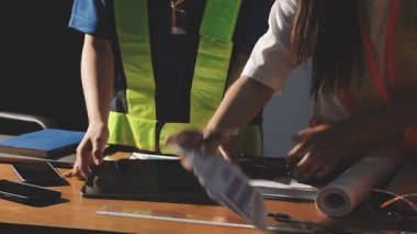 Mühendis, planlı bir inşaat planı üzerinde çalışıyor..