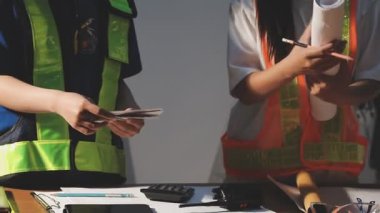 Ofiste çalışan kadın mühendisler.