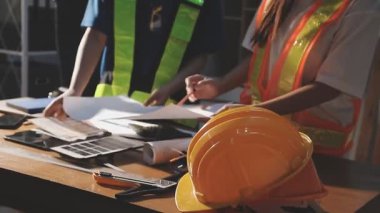 Asyalı mühendis proje üzerinde çalışıyor, mühendis, inşaat alanında çalışan mühendis. Mühendis, ofisteki planla çalışıyor..