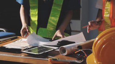 Planları ile çalışan mühendis