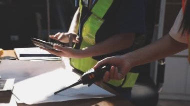 Modern ofis inşaat fabrikasında çalışan mühendis, mühendis, mühendis ya da mühendis ya da mühendis, dizüstü bilgisayarlı dizüstü bilgisayar, tasarım ikonu, inşaat endüstrisi,