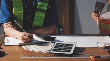 Güneş paneli ve güneş enerjisi paneliyle çalışan mühendis