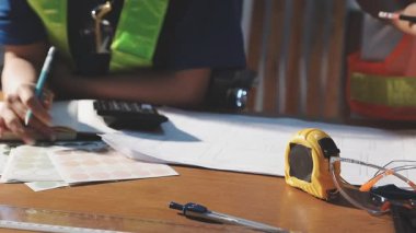 Atölyedeki inşaat işçisi..