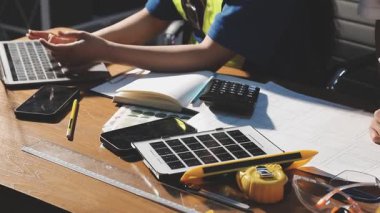 İnşaat alanındaki evin planı üzerinde çalışan mühendis mühendis. mühendislik ve mühendislik kavramı.