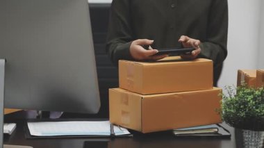 Ofiste elinde bir yığın kutu olan bir adam var..