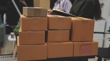 Ofiste çalışan iş adamları.