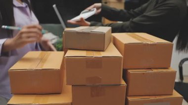 Depoda kutularla teslimatçı. servis hizmeti kavramı.