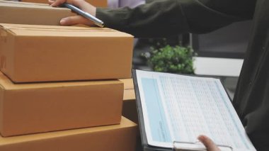 Bilgisayarlı siyah elbiseli bir adam.