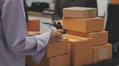 İş adamları ofiste toplanmak için kutu hazırlıyorlar.