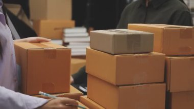 Karton kutuları olan bir depo çalışanı.