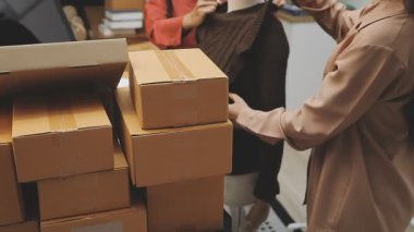 Kutulu siyah elbiseli kadın.